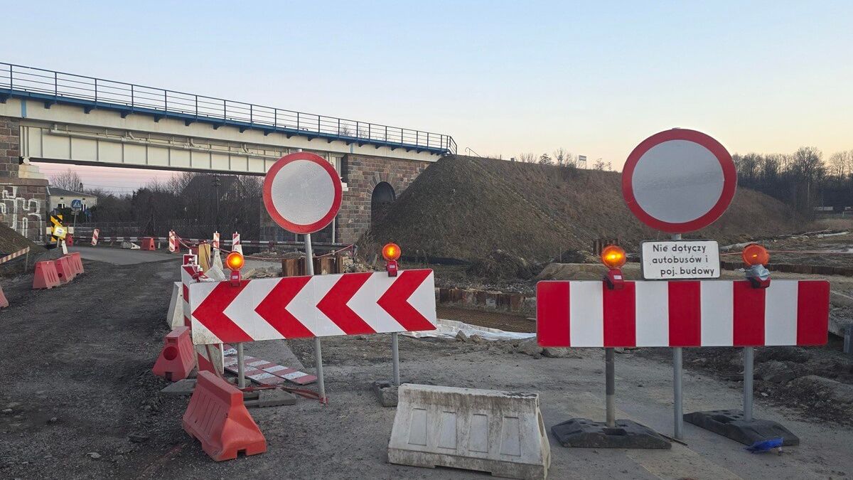 Zamknięty przejazd pod wiaduktem w Ciecierzynie