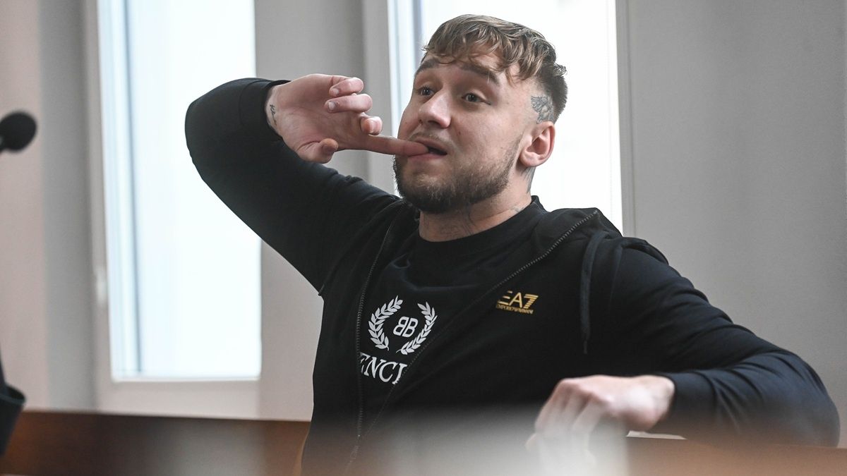 Łukasz Żak mógł używać w celi telefonu.