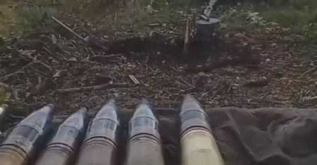 Ukraińcy z armatą polową D-44. Antyk z czasów II wojny światowej