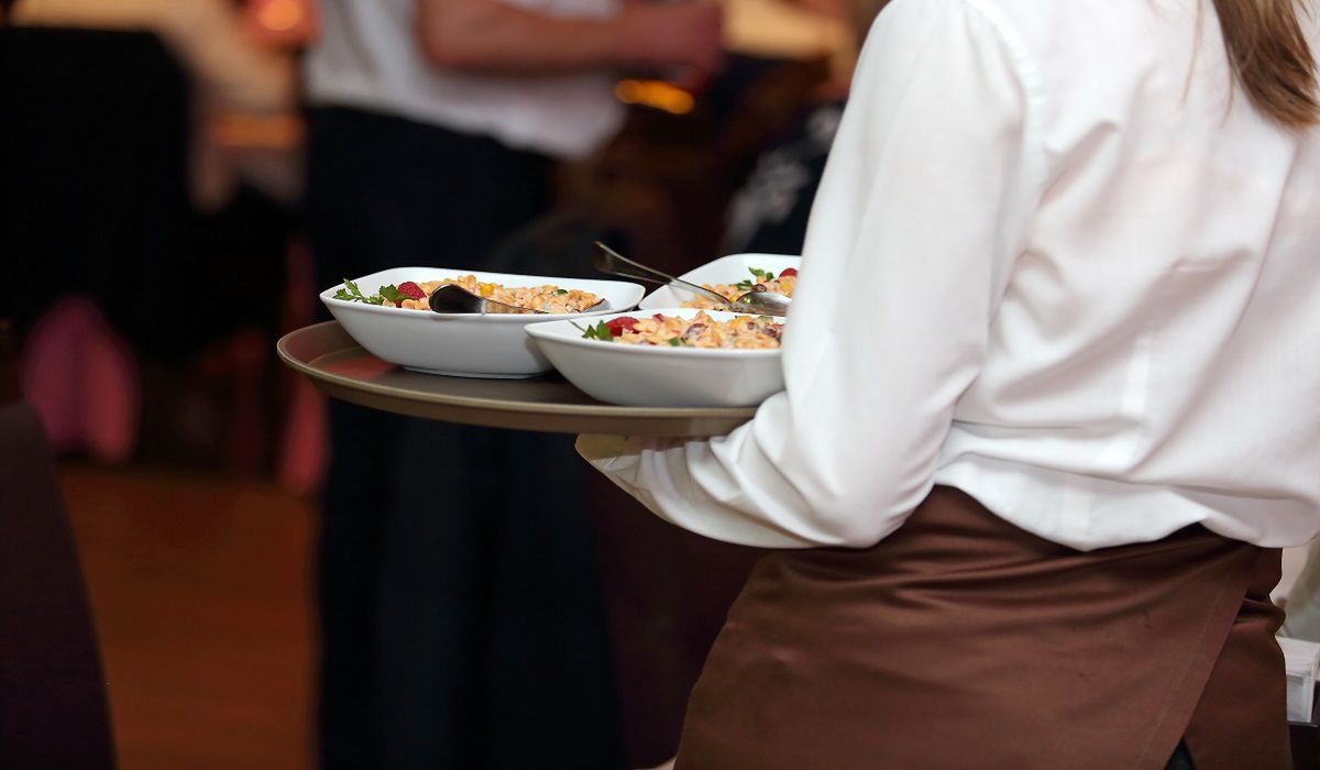 Kelnerzy podczas pracy- Pyszności,źródło: Adobe Stock