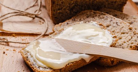 Smarowidło do pieczywa z olejem roślinnym (60% tłuszczu) w tubce z dodatkiem soli i witaminą D