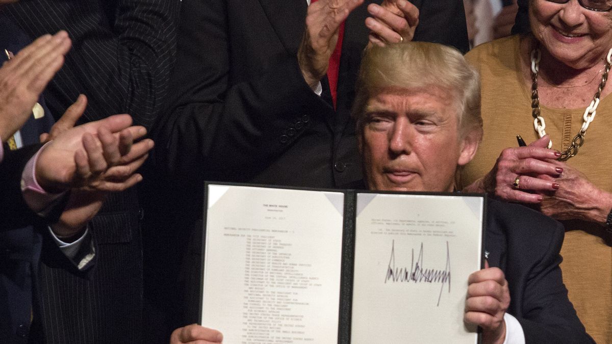 Miami, 16.06.2017. Donald Trump prezentuje podpisane przez siebie memorandum w sprawie Kuby.