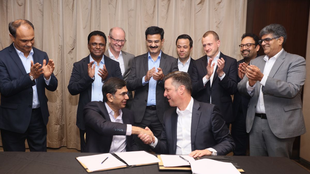 Podpisanie porozumienia między Volkswagenem i Mahindrą. Thomas Schmall (VW) i Rajesh Jejurikar, (Mahindra and Mahindra).