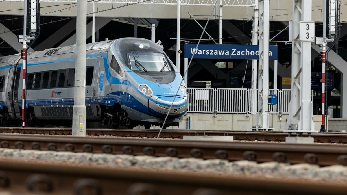 Obecnie najszybszym pociągiem w Polsce jest Pendolino, który w testach rozpędził się do 293 km/h, ale w normalnym użytkowaniu rozwija prędkość do 200 km/h ze względu na ograniczenia infrastruktury