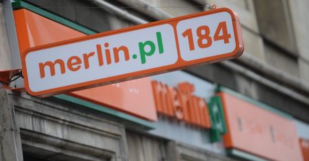 Czekają na opłacone paczki. Klienci wściekli na sklep merlin.pl