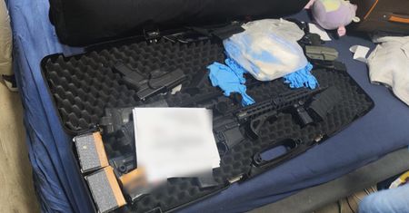 Napadli na pokrzywdzonego, udawali policjantów, grozili bronią i wywieźli  go do lasu.