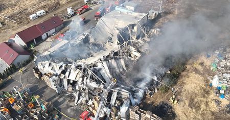 [ZDJĘCIA] Milionowe straty. Trwa ustalanie przyczyn pożaru hali magazynowej w miejscowości Baraki