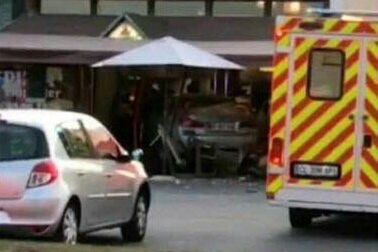 Francja: samochód wjechał w pizzerię. Zginęła dziewczynka, 12 osób jest rannych
