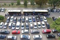 Ilu kierowców samochodów osobowych mogą pomieścić dwa autobusy? Zobaczcie! [WIDEO]