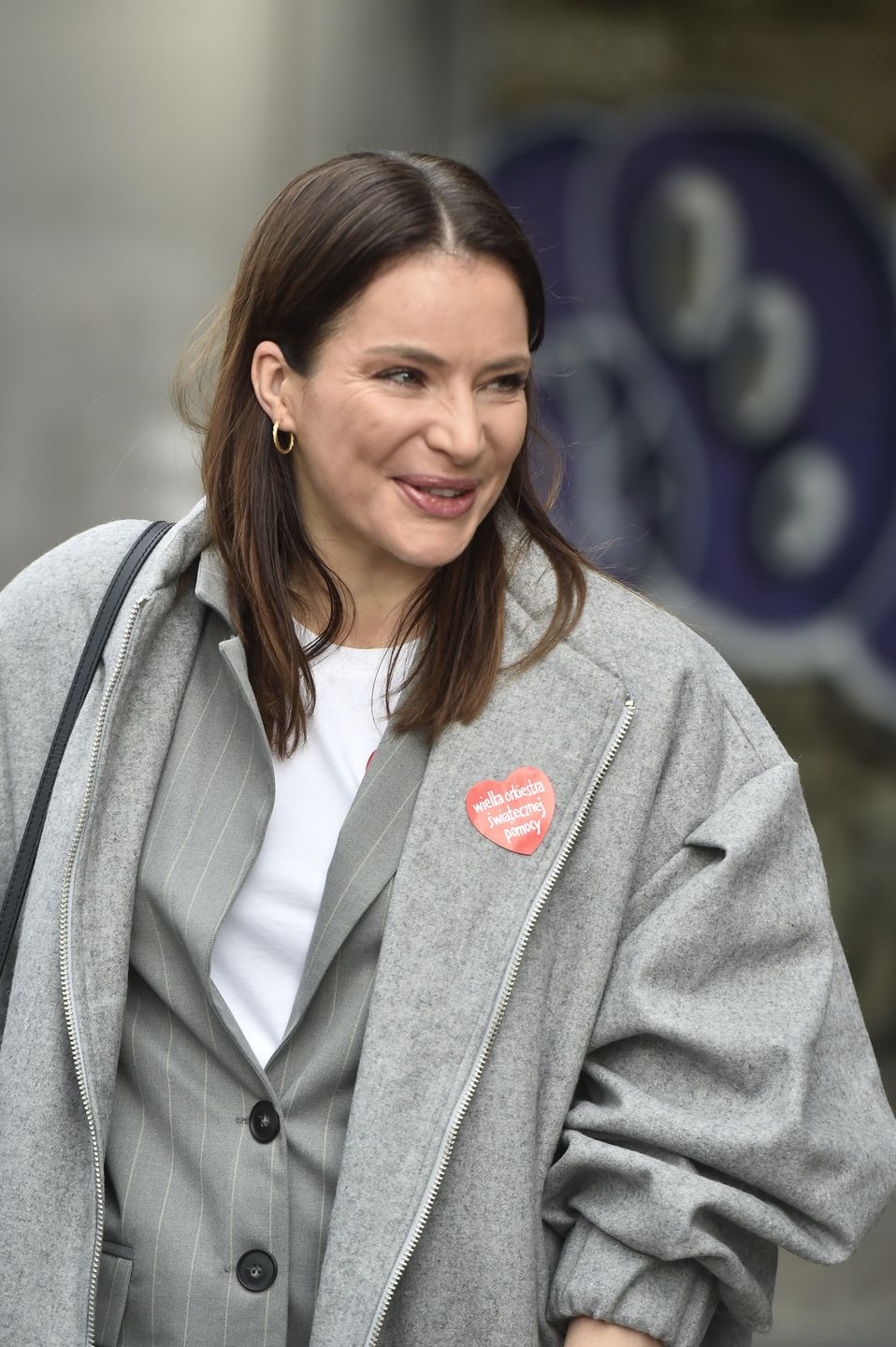 Anna Dereszowska przed budynkiem "Dzień Dobry TVN"