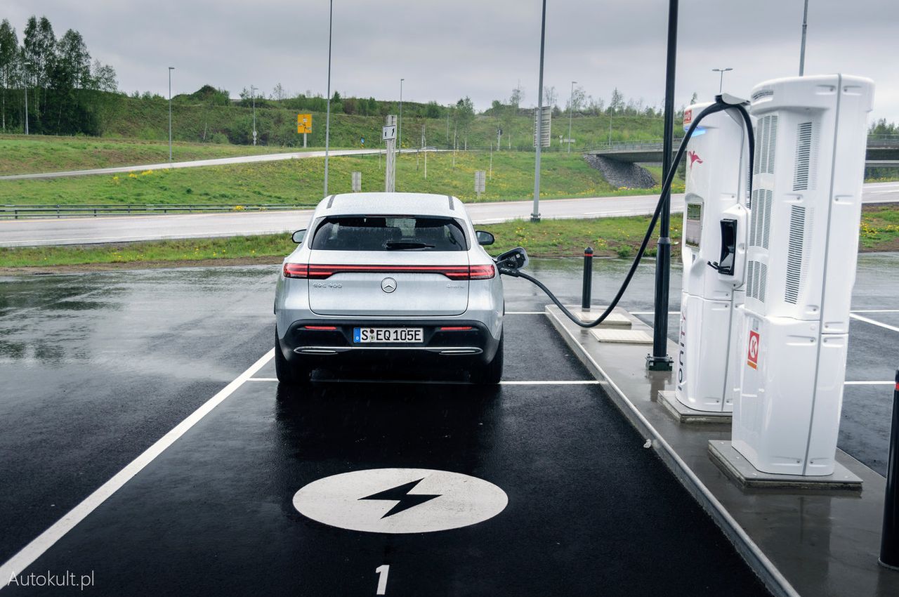 Bezpłatne taksówki na czas ładowania elektrycznego Mercedesa EQC. Promocja do końca roku