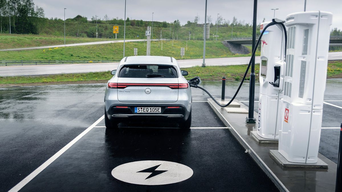Darmowa taksówka na czas ładowania to ukłon Mercedesa w stronę klientów.