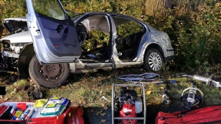 Dwie osoby zostały ranne w wypadku w gminie Lichnowy. Samochód uderzył w drzewo