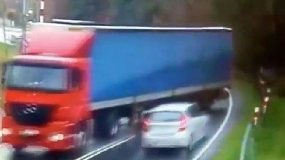 Bugaj. Chwile grozy na DK42. Tir zmiótł osobówkę (zdjęcie ilustracyjne)