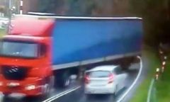 Bugaj. Chwile grozy na DK42. Tir zmiótł osobówkę