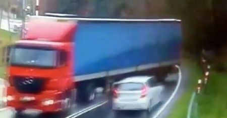 Bugaj. Chwile grozy na DK42. Tir zmiótł osobówkę