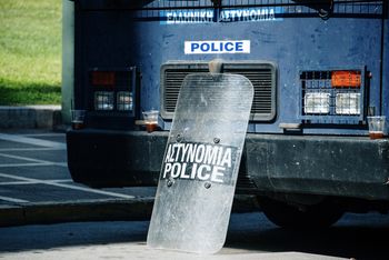 Strzelanina w Atenach. Uzbrojony napastnik ranił kilka osób