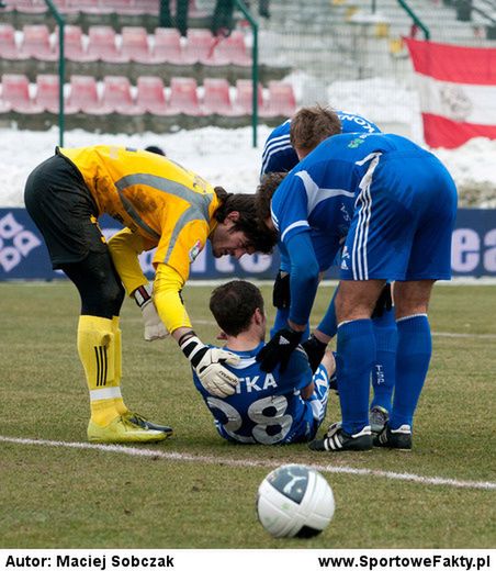 Waleczny i nieustępliwy Dariusz Łatka czuje na plecach oddech młodszych kolegów z drużyny 