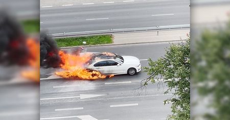 Pożar BMW na ul. Dywizjonu 303. Ogień pojawił się w tylnej części auta