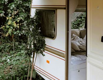 Nowy dom stoi pusty. Matka z dzieckiem wciąż żyją w przyczepie