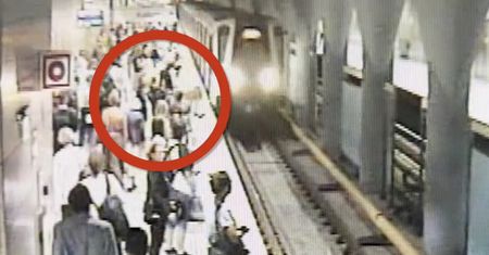 Dramatyczne zdarzenie w metrze. Mężczyzna chciał wepchnąć kobietę pod pociąg