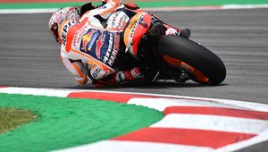 MotoGP: testy w Barcelonie dla Marqueza. Groźny upadek Petrucciego