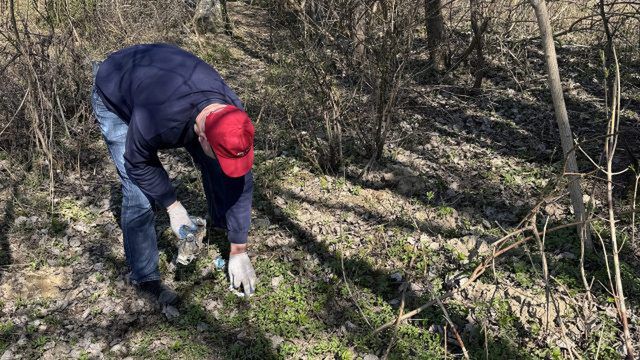 Urzędnicy Gminy Jabłonna znów ruszyli w teren. Z okazji Dnia Ziemi przeprowadzili akcję sprzątania okolic (zdjęcia)