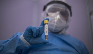 Nowy wariant koronawirusa "zmutowany mocniej niż Delta". Wielka Brytania poszerza czerwoną listę