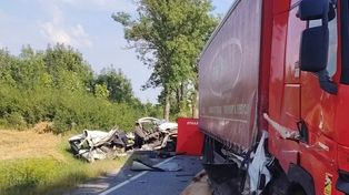Tragiczny wypadek na DK74 w Łagowie. Bus uderzył w ciężarówkę, nie żyje 67-latek [zdjęcia]