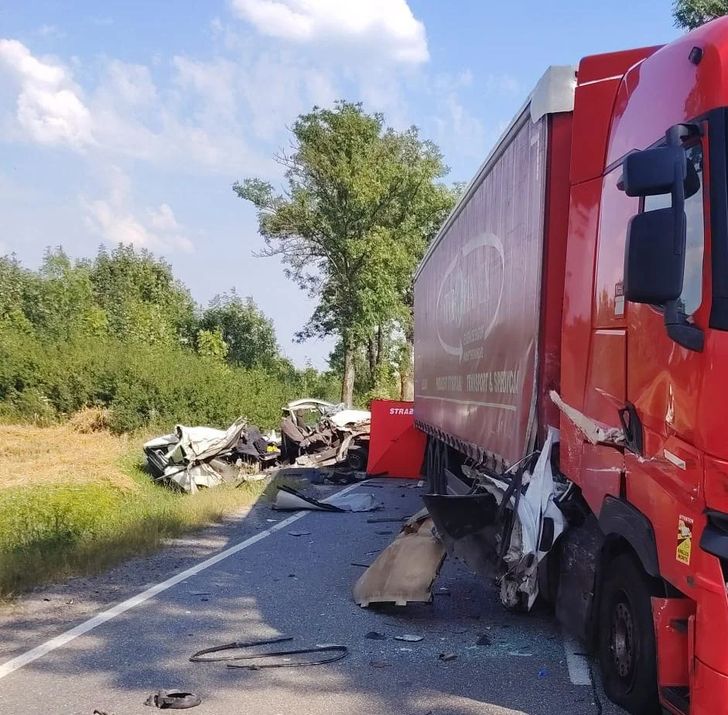 Tragiczny wypadek na DK74 w Łagowie. Bus uderzył w ciężarówkę, nie żyje 67-latek [zdjęcia]