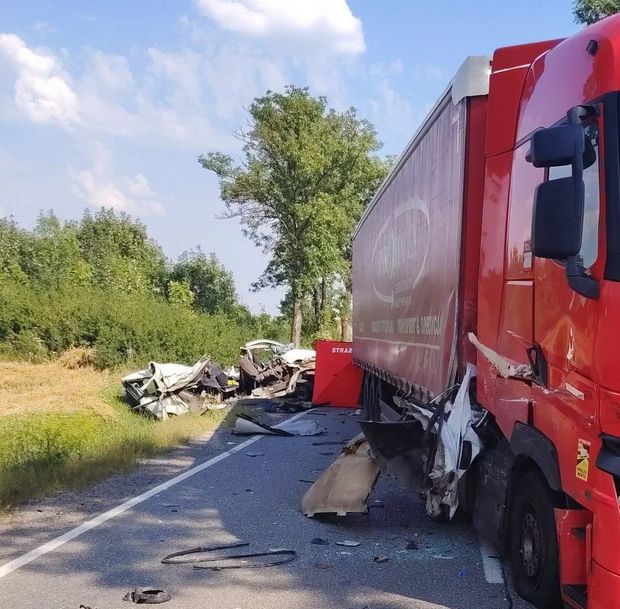 Tragiczny wypadek na DK74 w Łagowie. Bus uderzył w ciężarówkę, nie żyje 67-latek [zdjęcia]