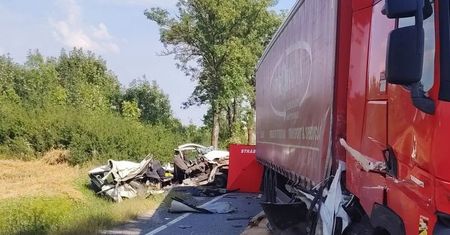 Tragiczny wypadek na DK74 w Łagowie. Bus uderzył w ciężarówkę, nie żyje 67-latek [zdjęcia]