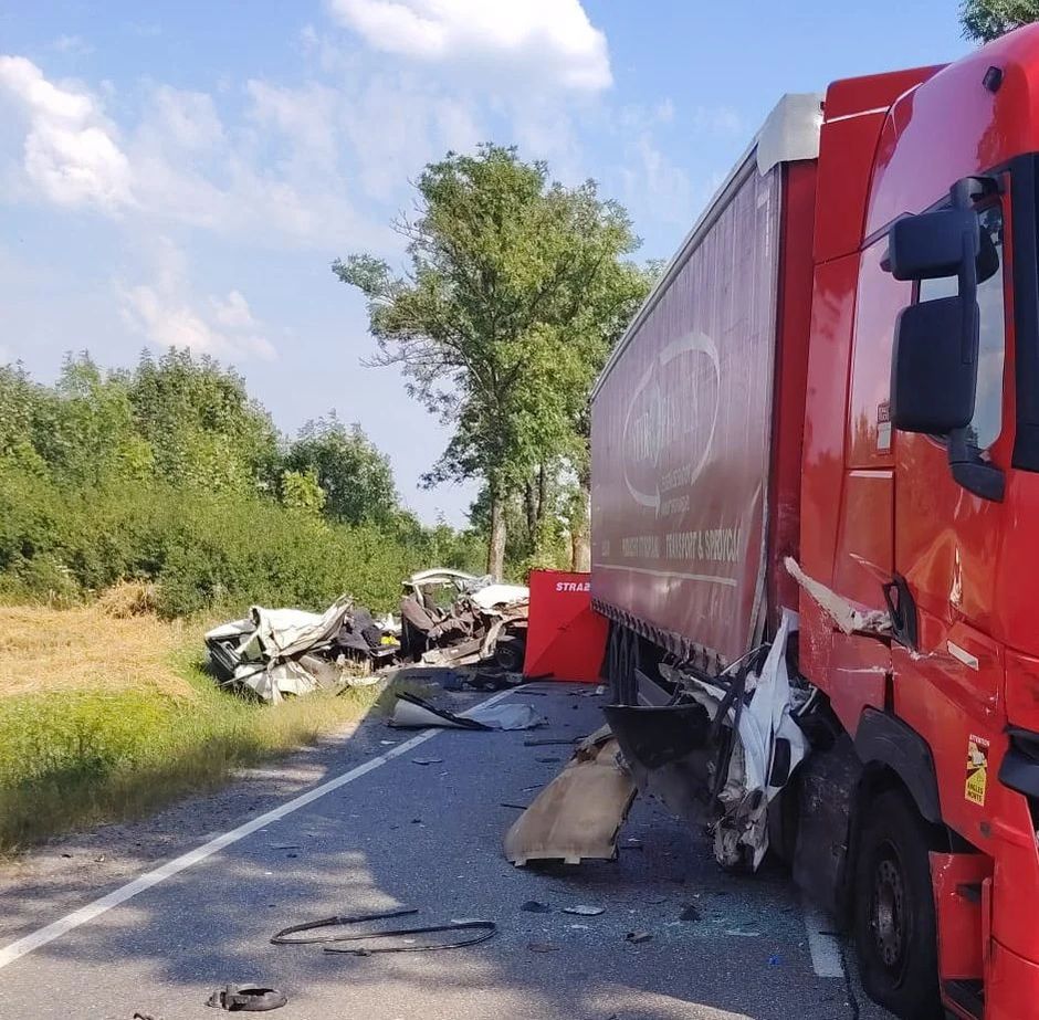 Tragiczny wypadek na DK74 w Łagowie. Bus uderzył w ciężarówkę, nie żyje 67-latek [zdjęcia]