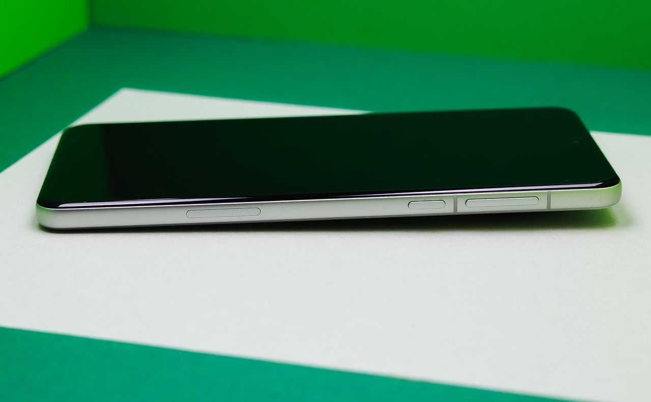 OPPO Find X8 Pro prawa krawędź ekran