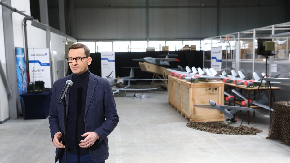 Ożarów Mazowiecki, 09.04.2022. Premier Mateusz Morawiecki podczas konferencji prasowej po wizycie w siedzibie firmy WB Electronics w Ożarowie Mazowieckim, 9 bm. WB Electronics to polskie przedsiębiorstwo działające w branży zbrojeniowej i cywilnej, prowadzące prace badawczo-rozwojowe w dziedzinie techniki elektronicznej i oprogramowania. (mr) PAP/Rafał Guz