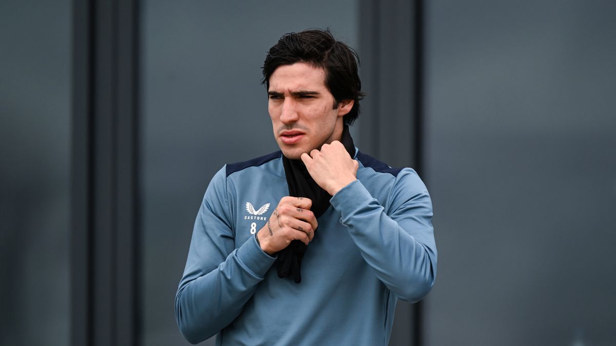 Getty Images / Serena Taylor/Newcastle United / Na zdjęciu: Sandro Tonali może jeszcze długo nie zagrać w piłkę