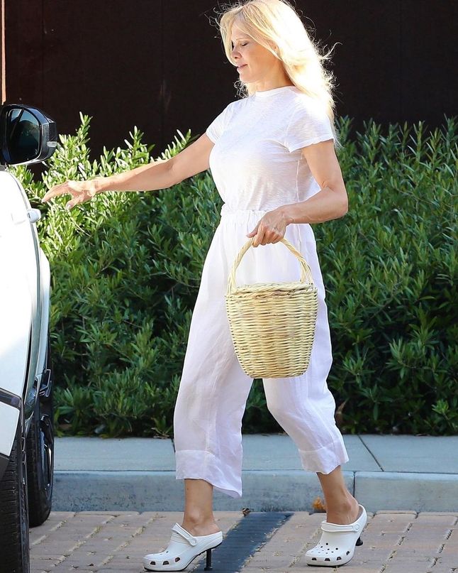 Pamela Anderson w butach Balenciaga Crocs Madame 