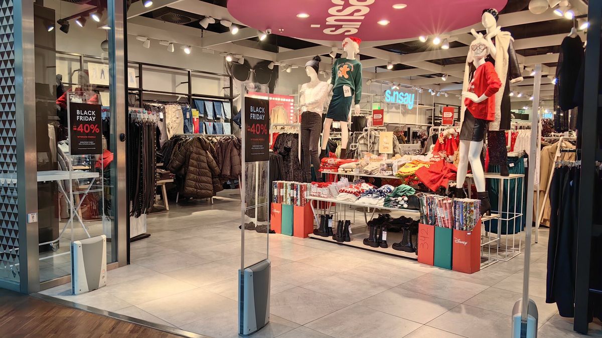 Black week w Polsce
Fot. Andrzej Zbraniecki/East News, Lodz, 23.11.2023. Black Week w jednym z lodzkich centrow handlowych. Wiele sklepow przedluza promocja Black Friday z ostatniego piatku listopada, na caly tydzien.
Andrzej Zbraniecki