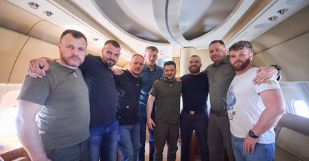 Ich walkę śledził cały świat. Zełenski z niespodziewanymi gośćmi