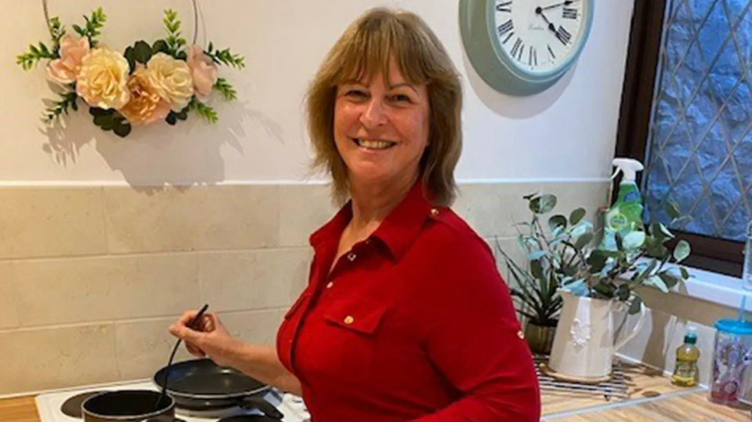 Caroline Duddridge wydaje świąteczny obiad, ale jej rodzina musi za niego zapłacić. 