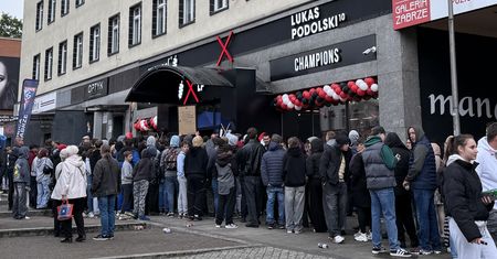 Tłumy w kolejce po kebaby Podolskiego. Byłam na otwarciu lokalu słynnego piłkarza