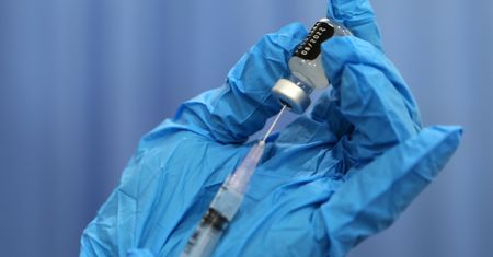 Rząd przeszacował zainteresowanie szczepieniami na COVID-19. Nawet 2,5 mld zł trafi do kosza