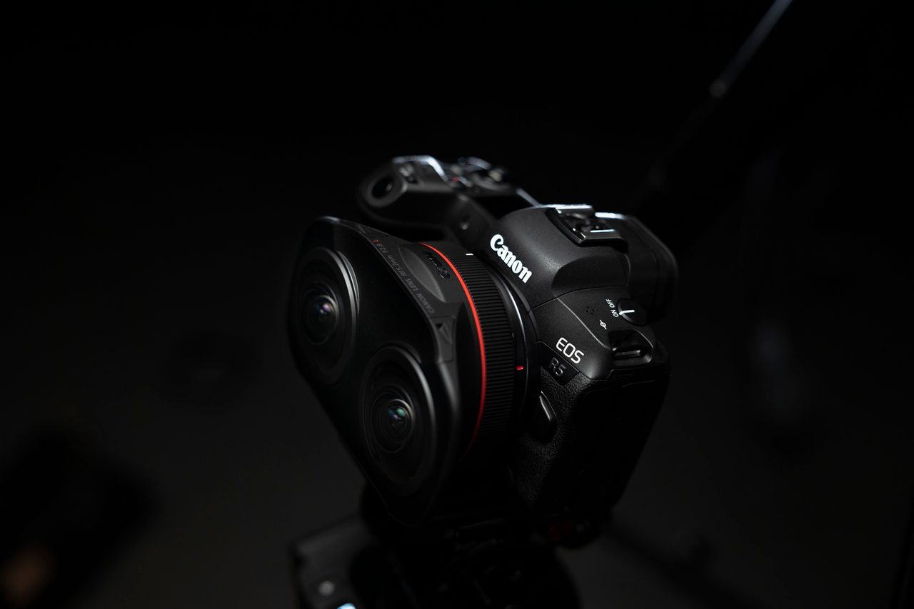 Canon RF 5.2 mm f/2.8L Dual Fisheye to specjalny podwójny obiektyw do VR