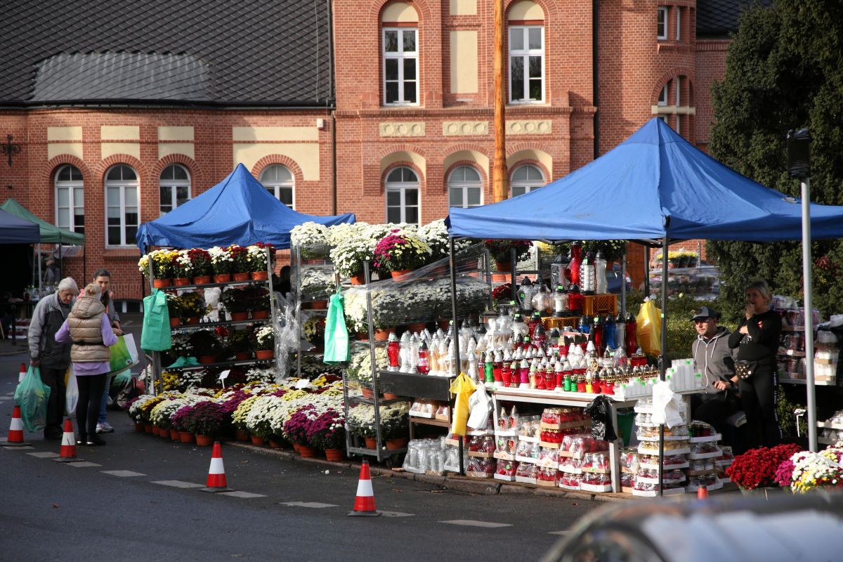 Ceny na Wszystkich Świętych. Tyle trzeba zapłacić za znicze i kwiaty