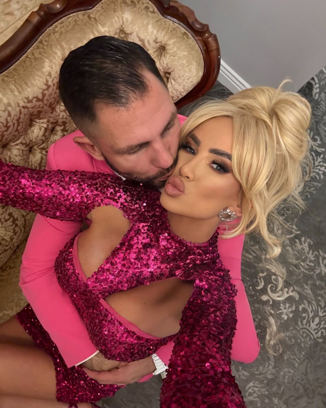 Izabela Macudzińska relacjonuje walentynki na fotkach z mężem