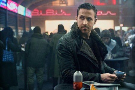 "'Blade Runner" (1982), wizjonerska opowieść Ridleya Scotta o poszukiwaniu człowieczeństwa w dystopijnym świecie przyszłości.


