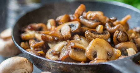 Jak przygotować pieczarki do pizzy? Ten trik sprawi, że będą miały lepszy smak