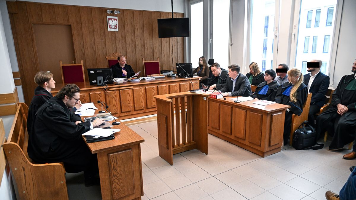 Warszawa, 11.03.2024. Sędzia Paweł Godzwon (C) na sali rozpraw Sądu Rejonowego dla Warszawy-Śródmieścia, 11 bm. Rozpoczął się proces 12 osób oskarżonych przez prokuraturę o nielegalną reklamę alkoholu w październiku ub.r. Wśród oskarżonych są znane aktorki i influencerki. (jm) PAP/Radek Pietruszka ***Zdjęcie do depeszy PAP pt. Warszawa/ Ruszył proces celebrytów oskarżonych o nielegalną reklamę alkoholu*** UWAGA!!! ZAKAZ PUBLIKACJI DANYCH OSOBOWYCH OSKARŻONYCH!!!