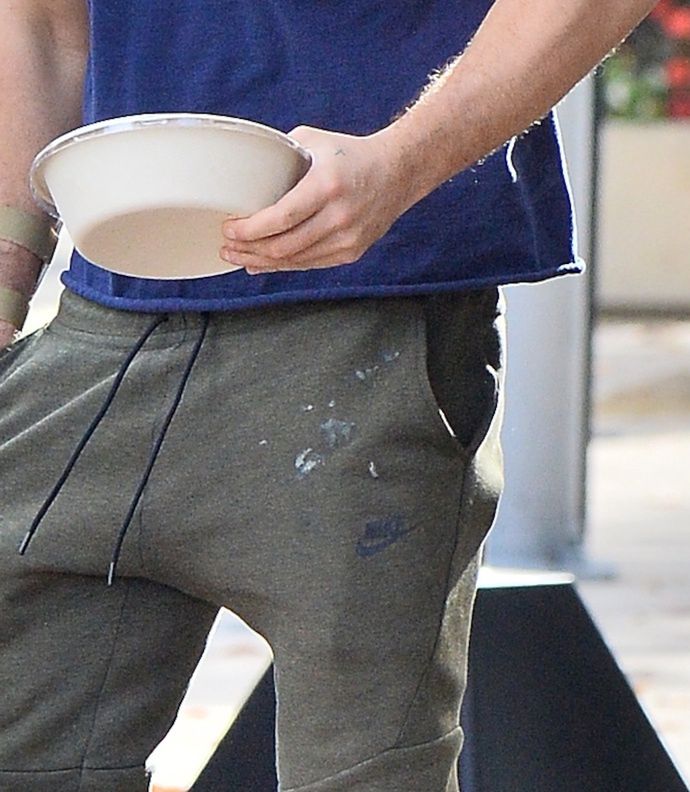 Shia LaBeouf prowokuje napisem na maseczce