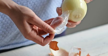 Potrzyj twarz cebulą. Efekt zwali cię z nóg